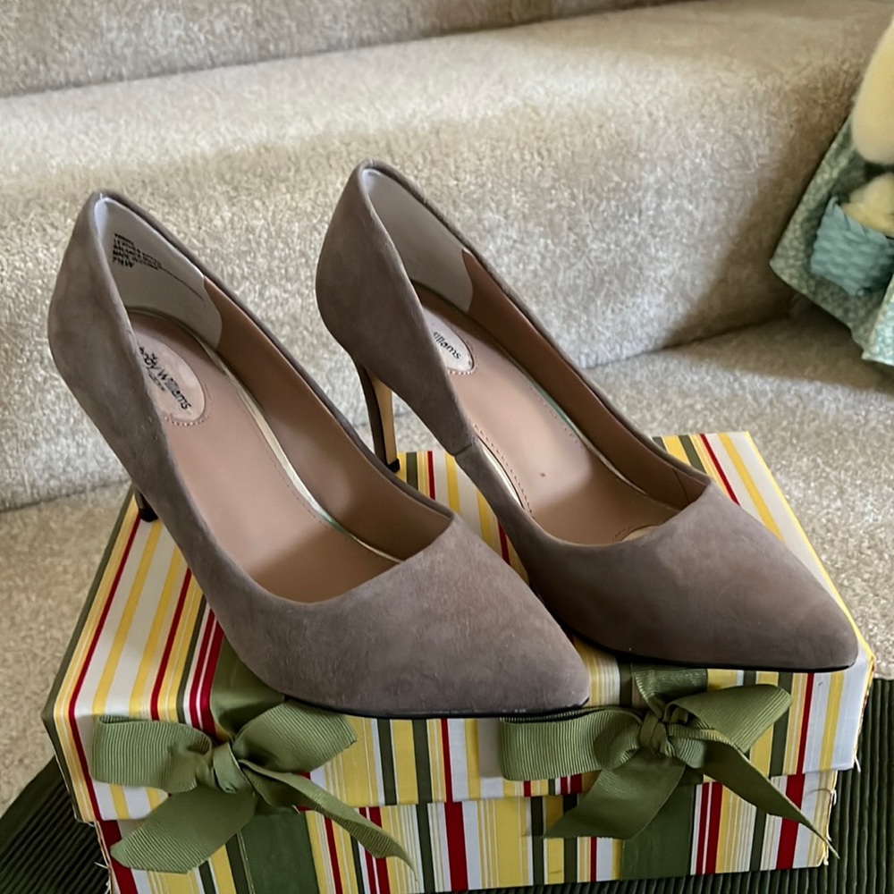 Wendy Williams Suede Pumps Taupe 7.5W 3 Inch Heels